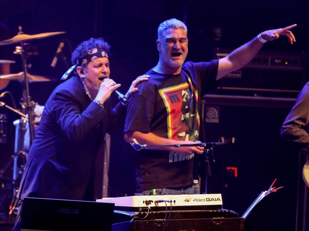 Kase.O subió a cantar por sorpresa con Andrés Calamaro anoche en Pirineos Sur.