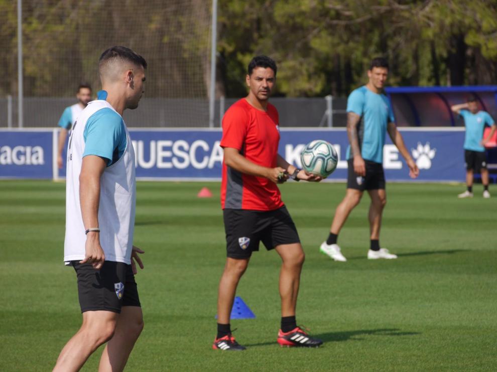 El entrenador de la SD Huesca, Míchel Sánchez, durante el último entrenamiento de la semana.