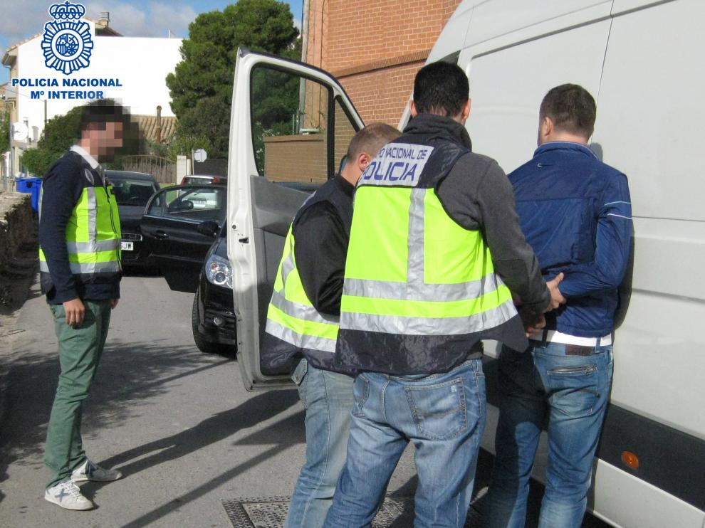 Policías del grupo de investigación específico en robos con violencia e intimidación detienen a un sospechoso