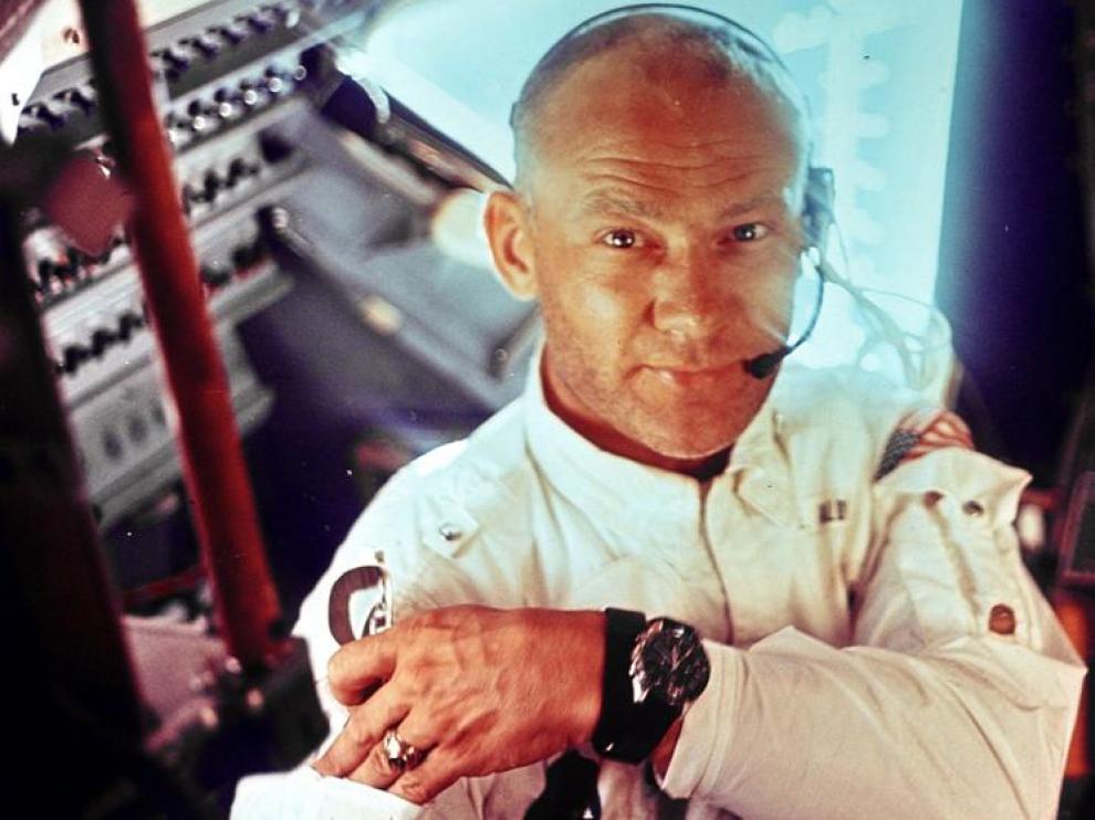 Buzz Aldrin, en el interior del Módulo Lunar, con un reloj Omega Speedmaster.