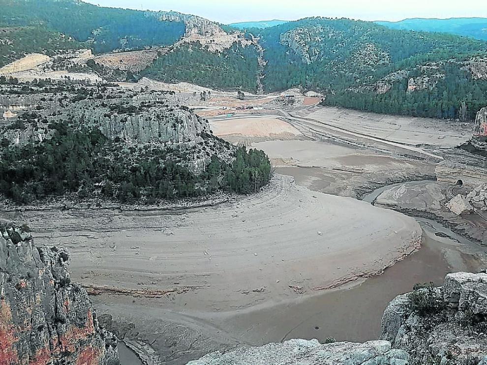 El fondo del embalse estaba colmado de sedimentos, parte de los cuales fueron a parar al río.
