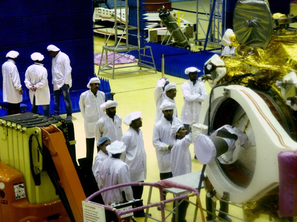Científicos de la Organización de Investigación Espacial India (ISRO) trabajan en el vehículo lunar ''Chandrayyan-2'' (EFE)
Científicos de la Organización de Investigación Espacial India (ISRO) trabajan en el vehículo lunar ''Chandrayyan-2'' (EFE)
Científicos de la Organización de Investigación Espacial India (ISRO) trabajan en el vehículo lunar ''Chandrayyan-2'' (EFE)
Científicos de la agencia espacial india trabajan en la misión Chandrayaan-2.