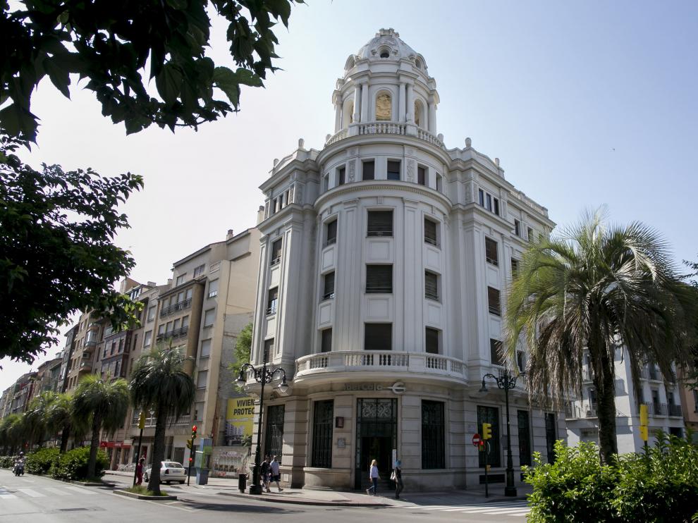Este singular edificio, junto a la plaza del Portillo, está a la venta.