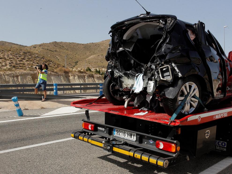 Efectivos de la Guardia Civil trabajan en la AP-7, en el término de El Campello (Alicante).