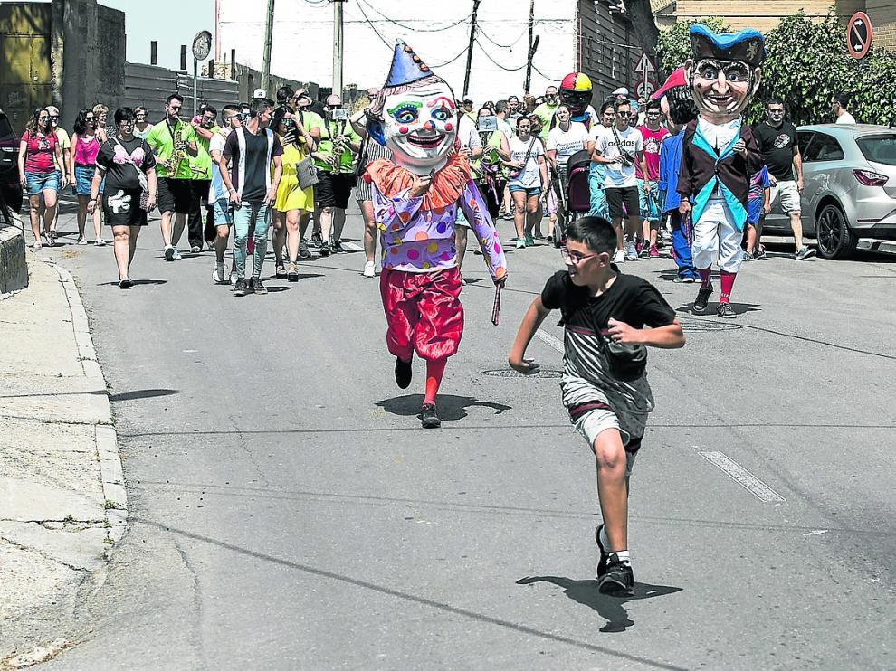 Los niños desafiaron a los cabezudos y se echaron unas carreras junto a ellos, este domingo, en el comienzo de las fiestas de Juslibol.