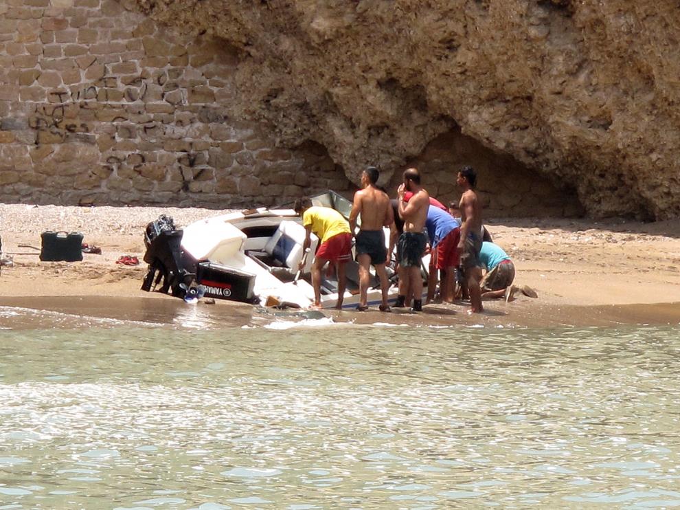La Guardia Civil aborta la salida de una embarcación con inmigrantes desde Melilla.