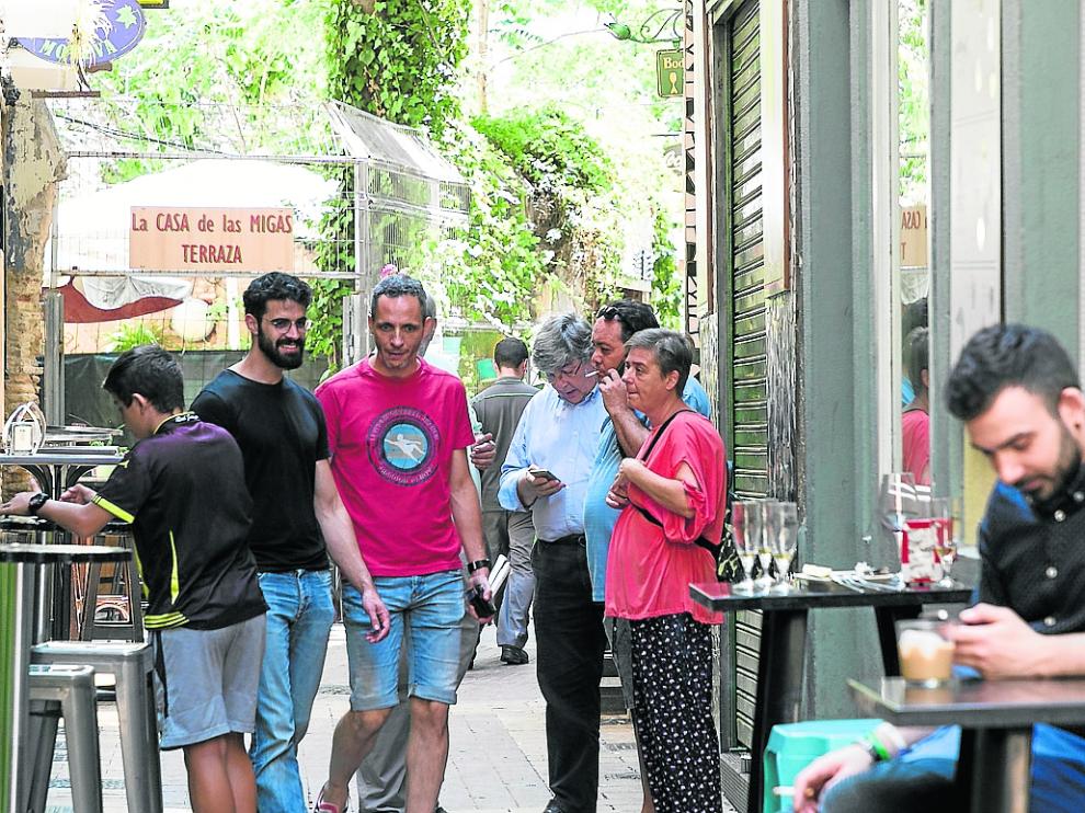 Hasta un 13,2% de los hogares aragoneses sufren problemas por el ruido de sus vecinos o del exterior. El dato, publicado por el Instituto Nacional de Estadística (INE), ha aumentado un 3,5% en solo un año y se sitúa en uno de los registros más altos de la última década, solo superado por el 14,2% de 2014 y el 17% de 2013, que marca el máximo hasta la fecha. Las estadísticas revelan una tendencia al alza en los últimos ejercicios. Sobre todo si se tiene en cuenta que en 2012 este problema afectaba únicamente al 5,3% de las viviendas. Aragón se sitúa actualmente por debajo de la media nacional (17%) y lejos de comunidades como Andalucía (18,7%), Madrid (23%), Cataluña (15,6%) o la Comunidad Valenciana (20,8%). Marca, no obstante, peores datos que Ceuta (11,4%), Castilla y León (11,3%), Galicia (9,9%), Asturias (9,1%), Cantabria (7,9%) y Extremadura (4,4%). El ruido afecta, especialmente, a los vecinos de Zaragoza, donde el Ayuntamiento ha desplegado a cinco informadores en las zonas más conflictivas para reducir las molestias. Miguel Morte, portavoz de la Plataforma de Afectados por el Ocio Nocturno, asegura que, en el último año, zonas como el Tubo han superado "hasta en 179 ocasiones" los 55 decibelios permitidos a partir de las 23.00. Otras, como Espoz yMina, han rebasado estos valores en 75 de los 181 días analizados, mientras que la calle Mayor lo ha hecho en 88 de 182. "Cada vez se quejan más personas. La ocupación de la calle va a más con horarios cada vez más amplios", señala. El colectivo tiene instalados cuatro sonómetros en la capital y espera colocar otros cuatro antes de Navidad. El problema, explicaMorte, está en que "hay fraude que no se persigue". Se refiere, en concreto, a aquellos bares que ‘extienden’ sus aforos y permiten que haya "decenas de personas"con bebida en la calle. El Tubo, la calle de Eduardo Dato, la de Héroes del Silencio, el Casco, la Magdalena, el entorno de León XIII, el de Zumalacárregui y el del campus San Francisco son, según la plataforma, los puntos más conflictivos. "Calculamos que cerca de 300.000 zaragozanos viven en zonas afectadas por el ruido nocturno", sostiene la agrupación, que urge a "revertir el problema". La situación actual ha obligado a instituciones como el Justicia de Aragón a actuar. Ángel Dolado convocó en marzo una mesa para analizar junto a empresarios, administraciones y afectados las consecuencias del ocio nocturno, una iniciativa que se retomará de cara a "septiembre u octubre". Hace solo dos meses, el Ayuntamiento de Teruel fue condenado a indemnizar con 3.000 euros a ocho vecinos de un inmueble de la plaza de los Amantes que le denunciaron por no impedir las emisiones de ruido por encima de los niveles autorizados en un bar situado en el mismo edificio. También ha habido problemas en municipios como Beceite, donde el toque de las campanas ha enfrentado al propietario de un alojamiento rural con el Ayuntamiento. El conflicto se ha resuelto esta misma semana tras desistir el hostelero en su demanda. "Somos menos tolerantes" Marisa Polo, representante del Colegio de Administradores de Fincas de Aragón en Teruel, confirma que los propietarios "se quejan cada vez más" por los problemas relacionados con el ruido. "Lo que antes era soportable ahora se ha convertido, para mucha gente, en casi una obsesión. Cada vez hay menos tolerancia", expone. Las quejan más frecuentes, comenta, se centran en comportamientos incívicos de los vecinos, ruidos del exterior, de la puerta del garaje... Pese a que, al menos en teoría, las viviendas de nueva construcción están mejor aisladas que las de antaño, "cuesta más vivir y convivir". El problema, subraya Polo, está en que si el perjudicado no puede demostrar de forma fehaciente que el ruido le provoca un problema físico o mental real tiene poco que hacer.