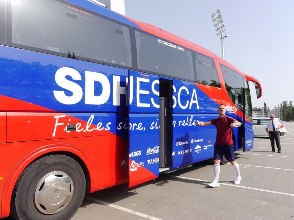 Jovanovic, junto al autobús de la SD Huesca, antes de partir hacia Benasque.