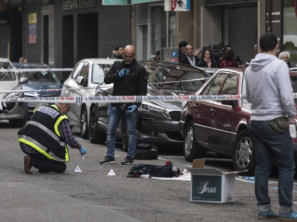 La Policía Científica, cuando tomaba pruebas en la calle de Lacarra de Zaragoza, donde ocurrieron los hechos el 19 de mayo.