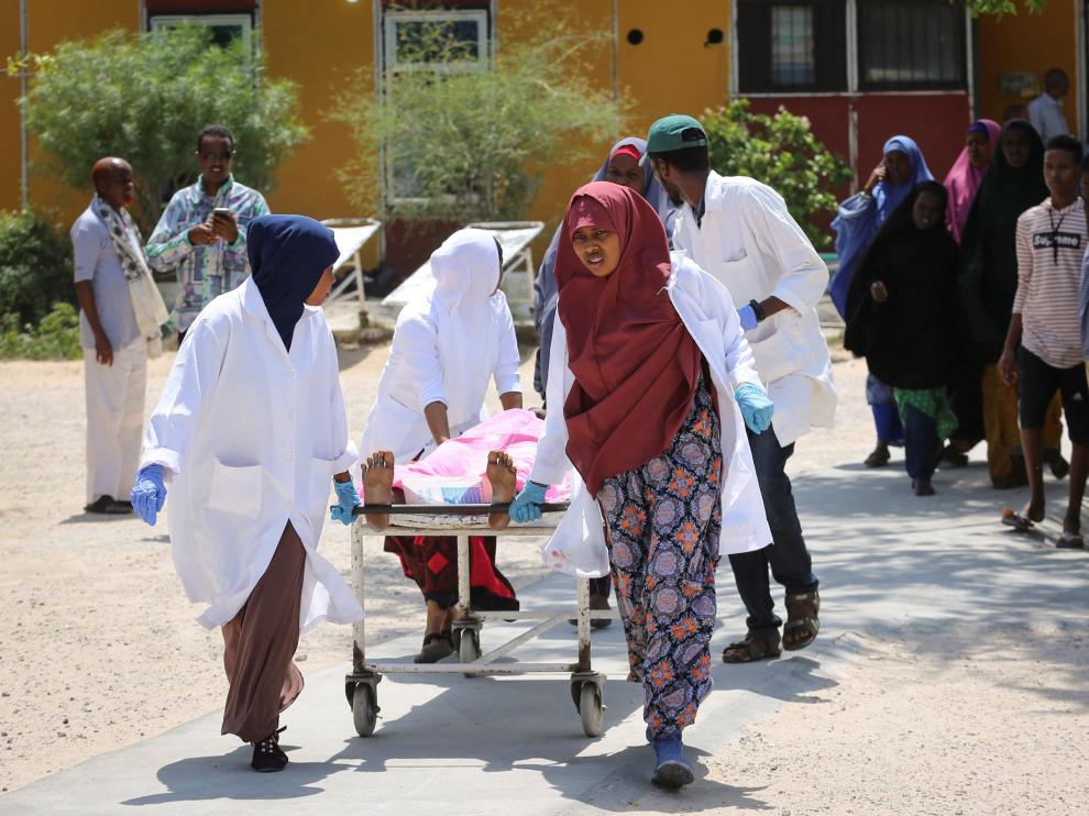 Mogadishu (Somalia), 22/07/2019.- A person who was injured in a blast is carried on a stretcher at Medina hospital in Mogadishu, Somalia, 22 July 2019. Several people are feared dead after a huge explosion at a checkpoint on K4 road that leads to Mogadishu's airport. No one has claimed responsibiity for the attak, however, the country's Islamist militant group al-Shabab often carries out such attacks against its western-backed government. (Atentado, Mogadiscio) EFE/EPA/SAID YUSUF WARSAME Several feared dead in Mogadishu explosion
