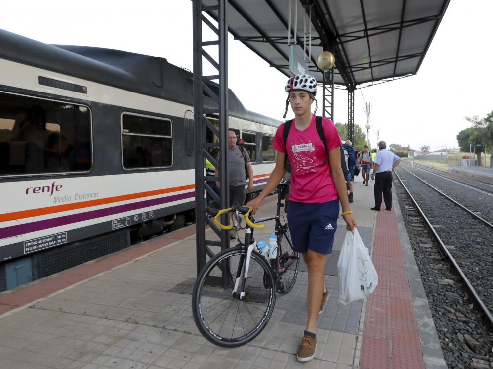Los 21 pasajeros afectados llegaron a la estación de Ayerbe remolcados por otro tren.