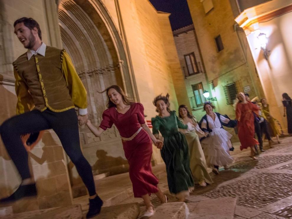 Baile delante de la catedral de Huesca durante una de las rutas teatralizadas.