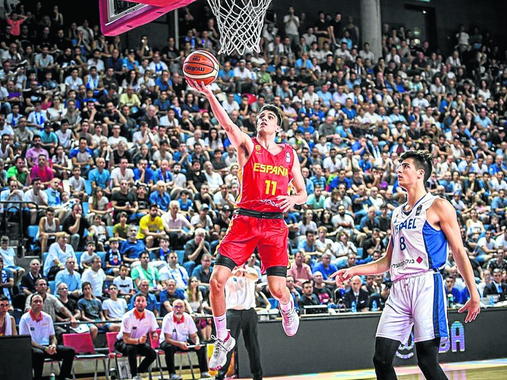 Carlos Alocén, base de la selección española sub-20, anota dos puntos en la final de ayer frente al combinado de Israel.