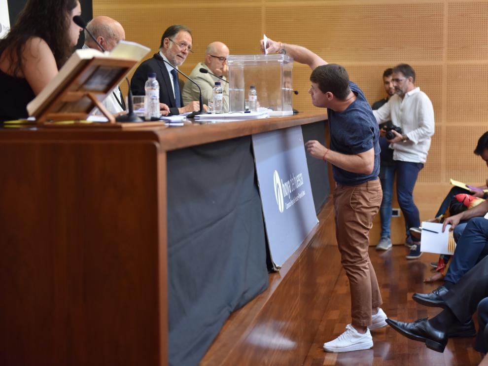 Enrique Novella (Cs), quien probablemente será vicepresidente de la Comarca, deposita su voto para la elección del presidente de la Hoya.