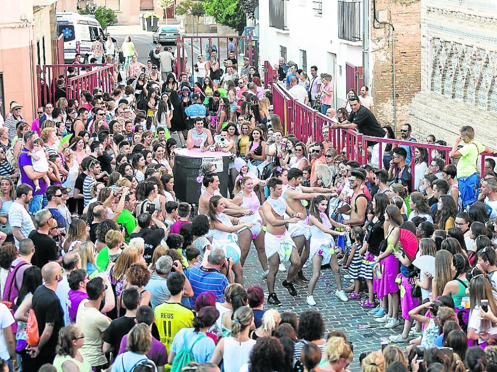 Los vehículos a motor fueron sustituidos en las fiestas de Santa Ana de Utebo del año pasado por minicarrozas decoradas por los vecinos.