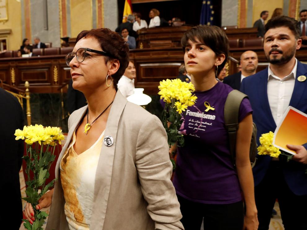 Los diputados de ERC han acudido este lunes al debate de investidura de Pedro Sánchez con ramos de claveles amarillos en recuerdo de los políticos que están en prisión.