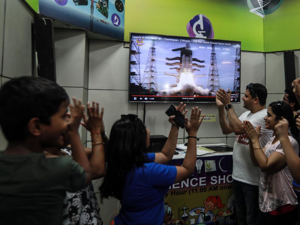 Personal del centro espacial de Satish Dhawan, en La India, celebra el lanzamiento con éxito de su misión al inexplorado polo sur de la Luna: Chandrayaan-2