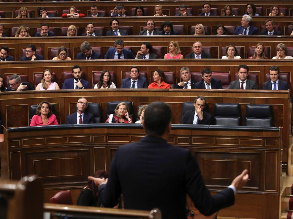 Sánchez contesta desde su escaño a la intervención del líder del Partido Popular, Pablo Casado.