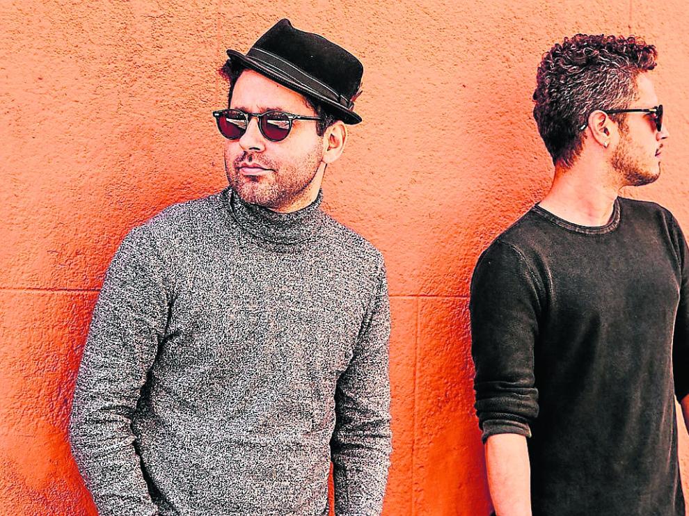 Eduardo Cabra (de gris) y Vicente García (de negro) forman el dúo Trending Tropics.