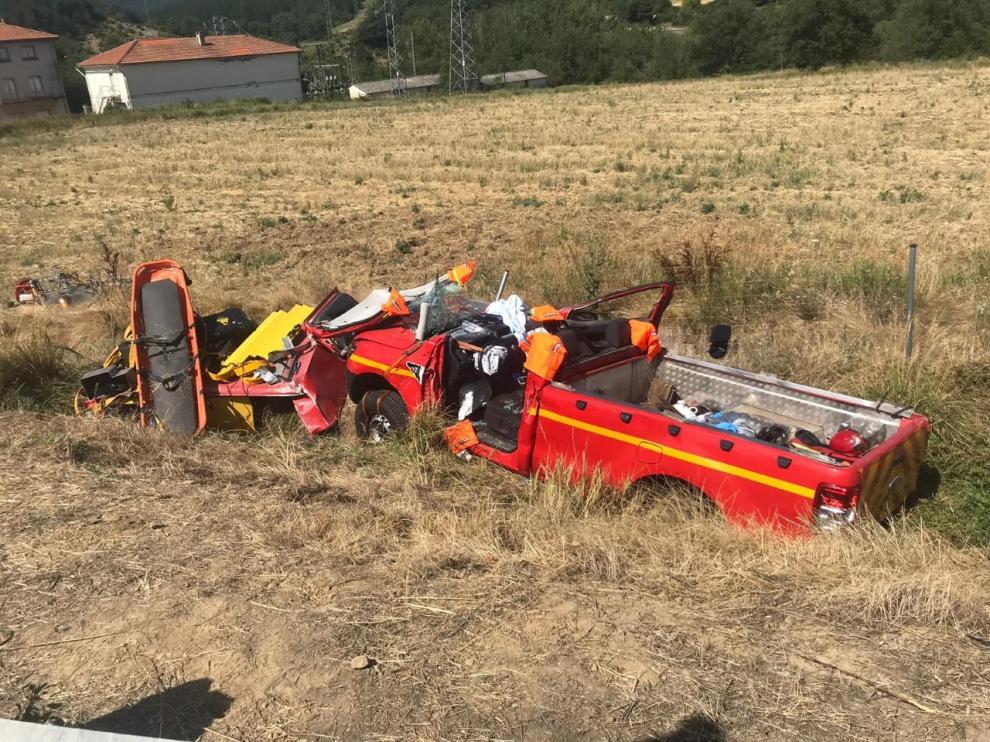 Así ha quedado el vehículo del parque de bomberos del Alto Gállego tras el accidente.