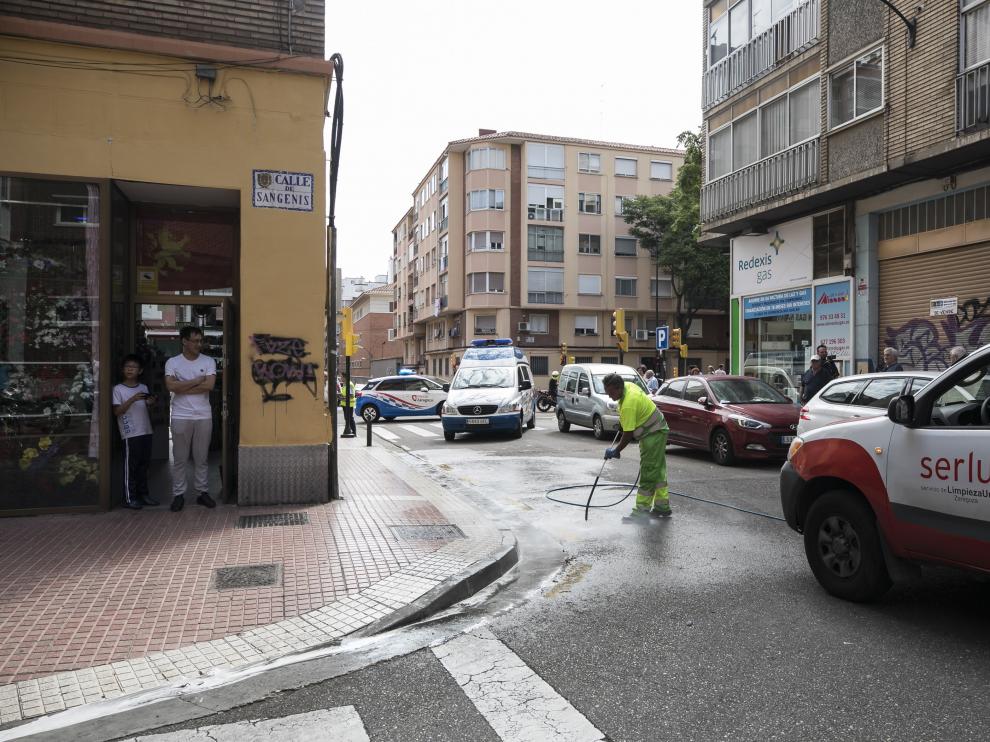Un operario limpiaba la zona donde se produjo el atropello mortal de la vecina de Las Delicias.