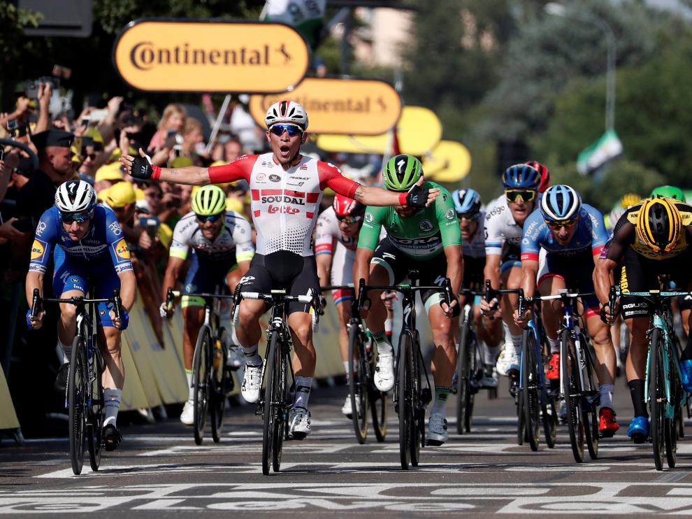 Nimes (France), 23/07/2019.- Australia's Caleb Ewan (3-L) of Lotto Soudal team celebrates winning the 16th stage of the 106th edition of the Tour de France cycling race over 177km around Nimes, France, 23 July 2019. (Ciclismo, Francia) EFE/EPA/GUILLAUME HORCAJUELO Tour de France 2019 - 16th stage