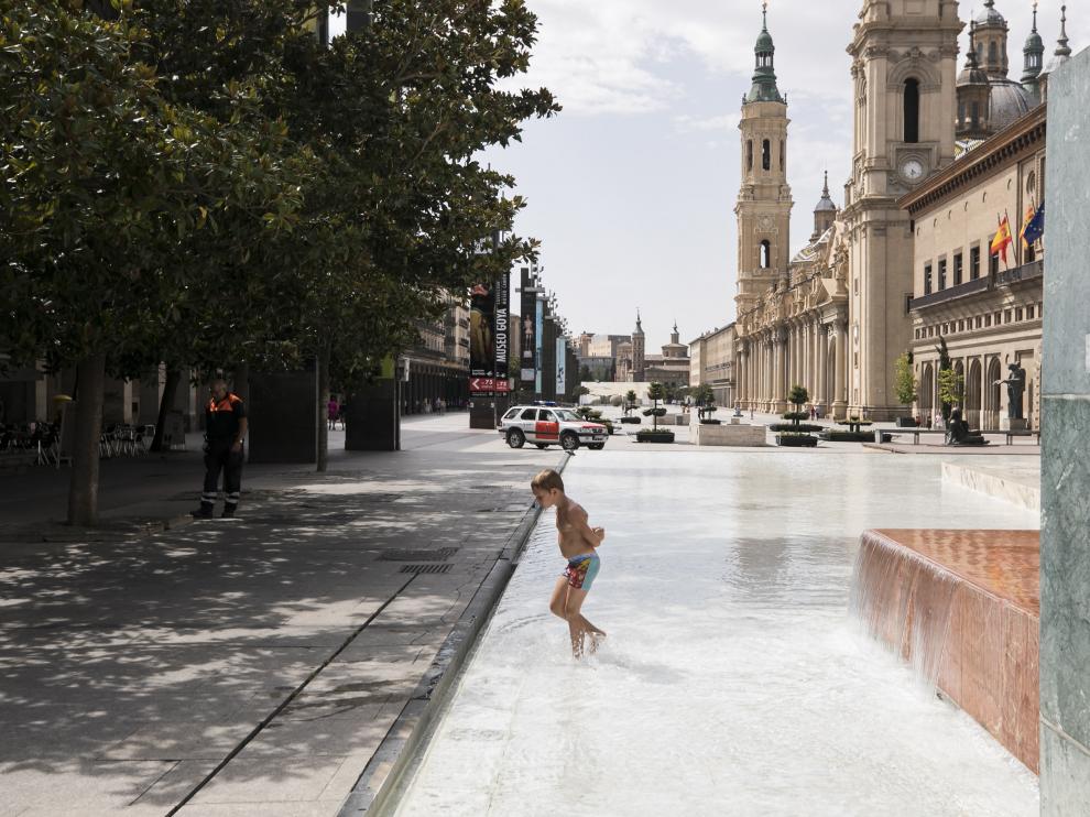 El calor vacía la plaza del Pilar de Zaragoza