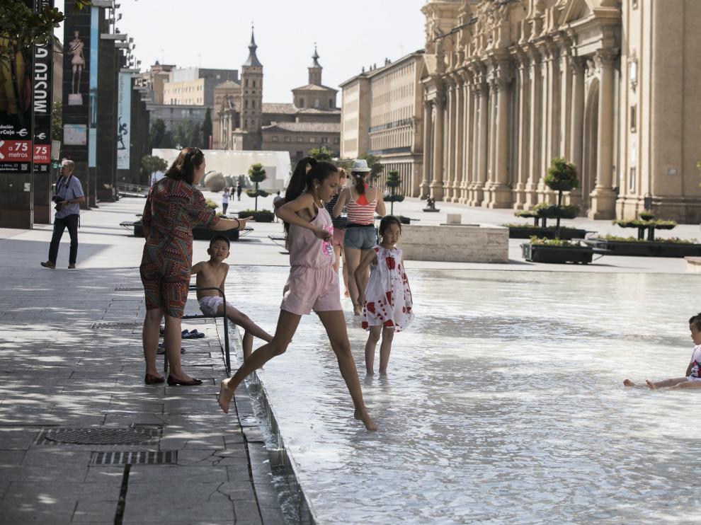 El calor vacía la plaza del Pilar de Zaragoza