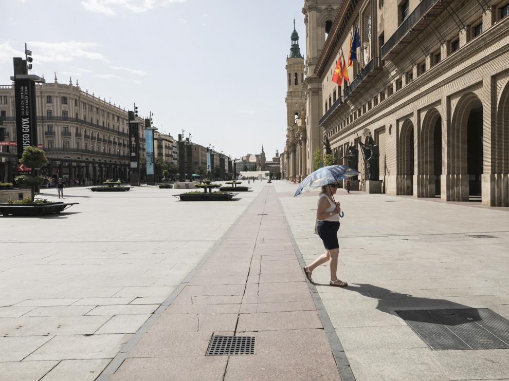 El calor vacía la plaza del Pilar de Zaragoza