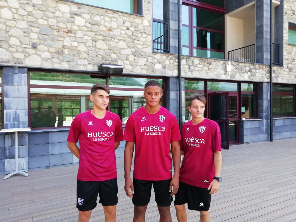 Arnedillo, Carlos Kevin y Abizanda, lo tres canteranos presentes en la concentración del Huesca.