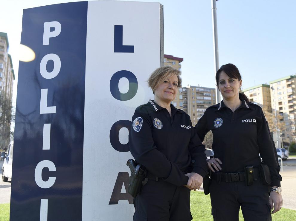 Chus Gabarre y Rosa Cacho en la entrada del cuartel de la Policía Local de Huesca.
