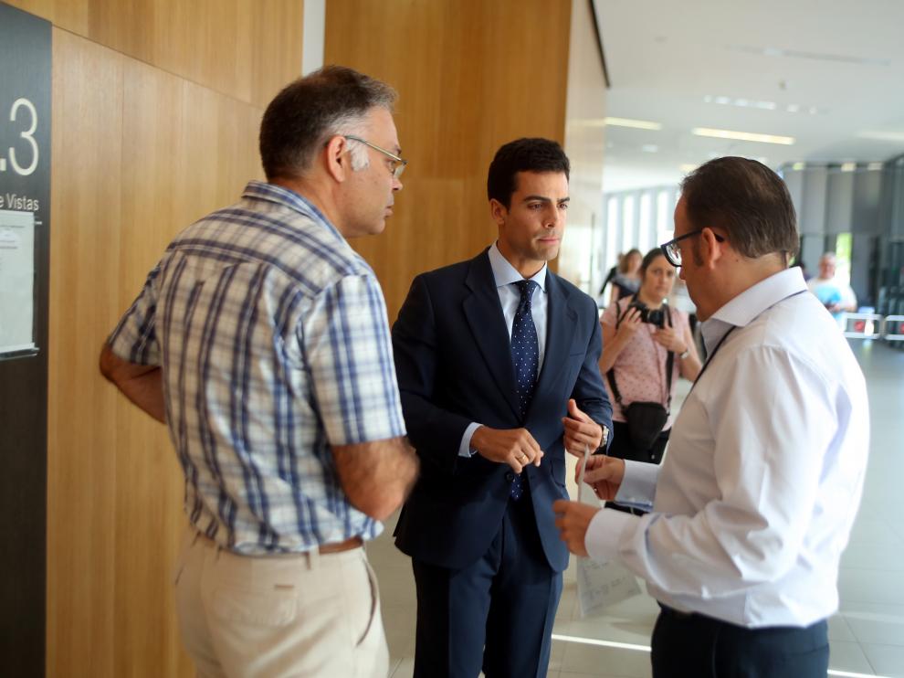 El juez Ángel de Pedro, a la derecha, dialoga con el abogado Juan Gonzalo Ospina, en el centro.
