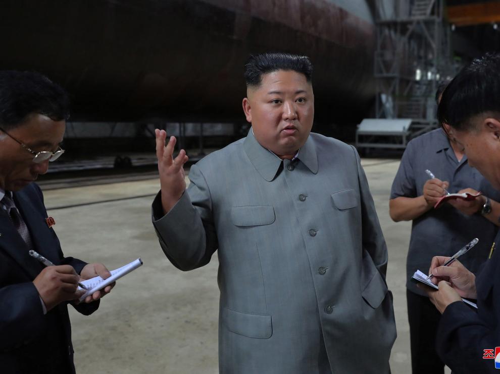 - (Korea, Democratic People''s Republic Of), 23/07/2019.- A photo released by the official North Korean Central News Agency (KCNA) on 23 July 2019 shows Kim Jong-Un (C), chairman of the Workers' Party of Korea, chairman of the State Affairs Commission of the Democratic People's Republic of Korea, and supreme commander of the armed forces of the DPRK, speaking to officials after making a round of the newly-laid down submarine at an undisclosed location in North Korea. (Corea del Norte) EFE/EPA/KCNA EDITORIAL USE ONLY North Korean leader Kim Jong-un inspects new submarine