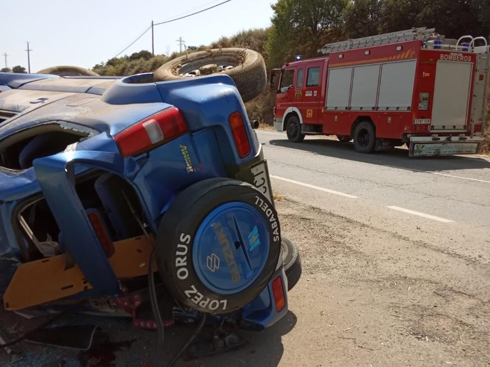 El vehículo ha acabado volcando después de salirse de la vía y chocar contra una arqueta.