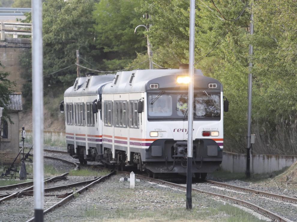 En ambos casos, Renfe optó por llevar un tren para acoplarlo al averiado y remolcarlo hasta una estación.