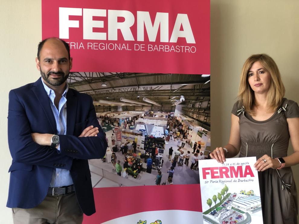 El alcalde Fernando Torres y la concejal de Desarrollo Belinda Pallás con el cartel de Ferma.
