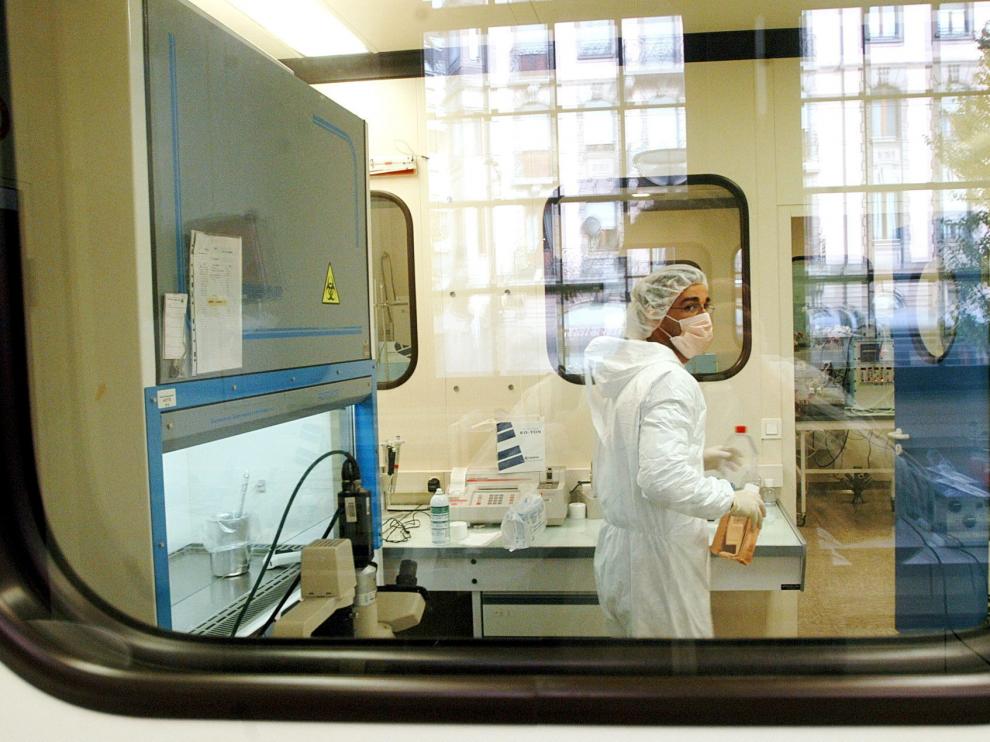 A technician of French biotechnology company Transgenes works on a research program for a HIV vaccine at their laboratory in Strasbourg, eastern France, Tuesday Nov. 4, 2003. Transgenes has received the authorization to experiment their vaccine in France on healthy humans. (AP Photo/Christian Lutz) FRANCE AIDS