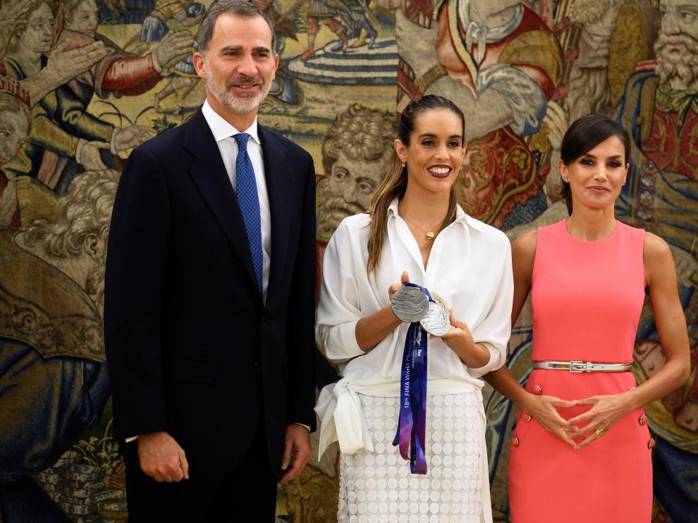 Los Reyes junto a la nadadora Ona Carbonell.