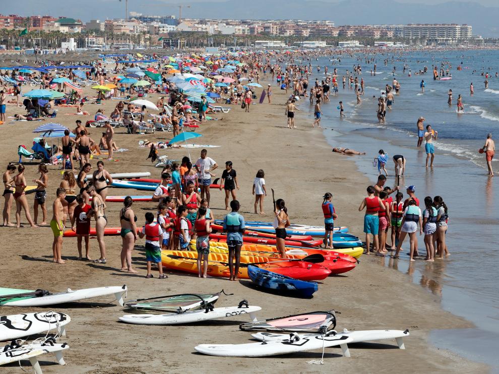 La playa de la Malvarrosa, en Valencia, repleta de turistas.