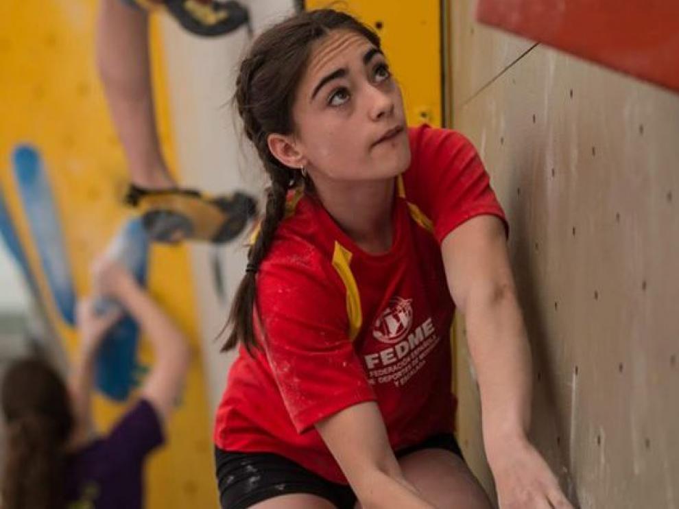 María Laborda durante una competición de escalada