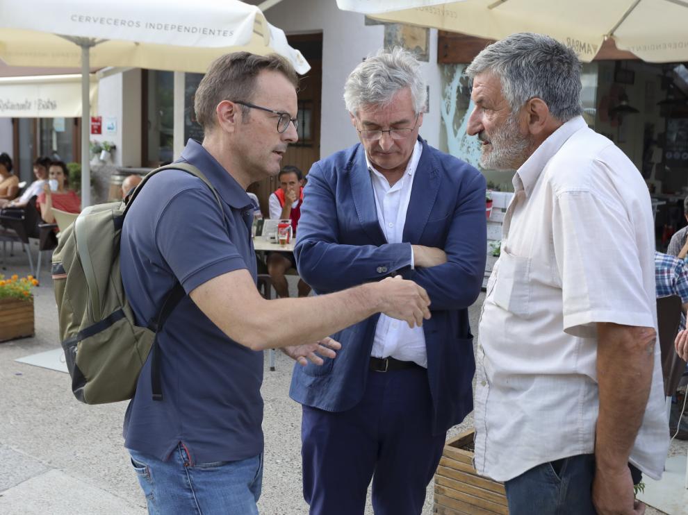 Olona, en el centro, durante su encuentro en Plan con ganaderos y alcaldes de Sobrarbe