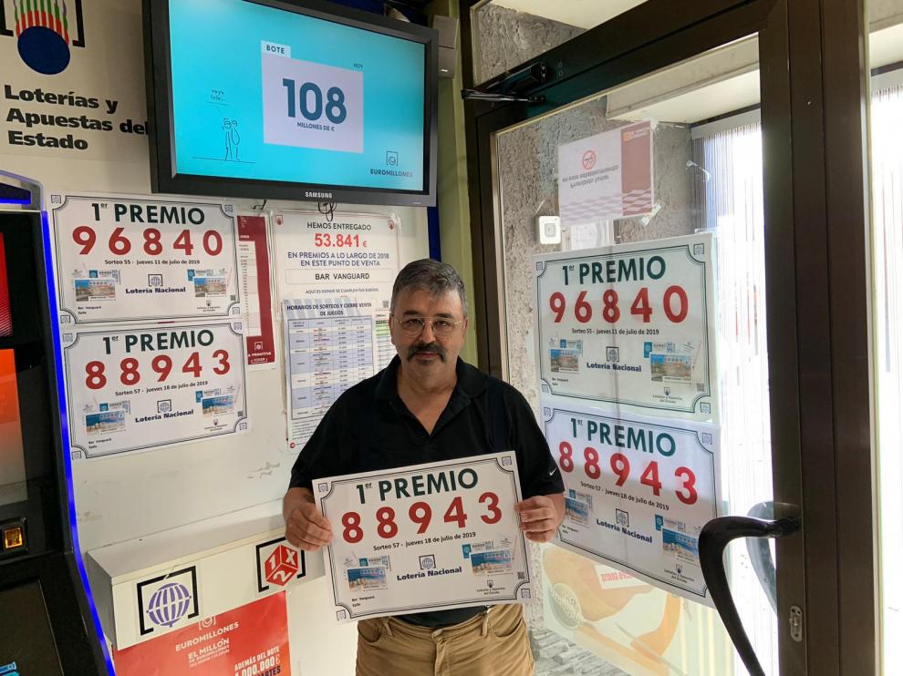 Jorge Teixeira junto a uno de los primeros premios