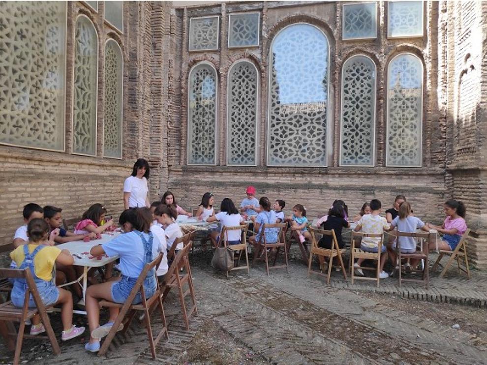 Los niños realizan manualidades y otras actividades en el claustro del templo.