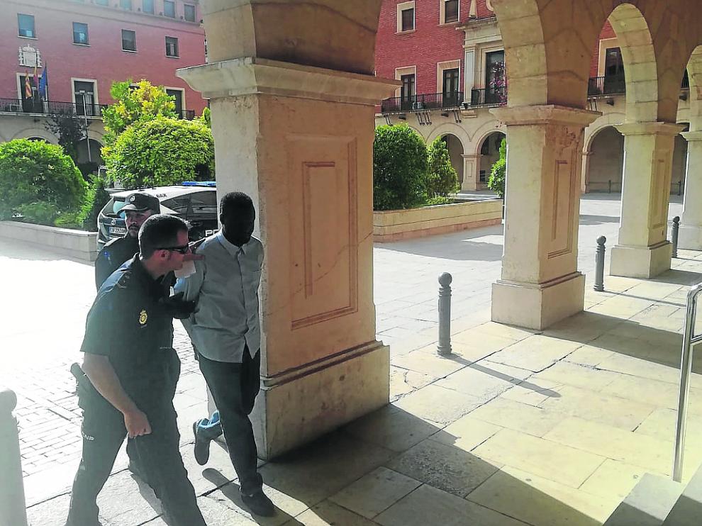 El acusado, en prisión provisional desde el día de los hechos, entrando al juzgado este miércoles.