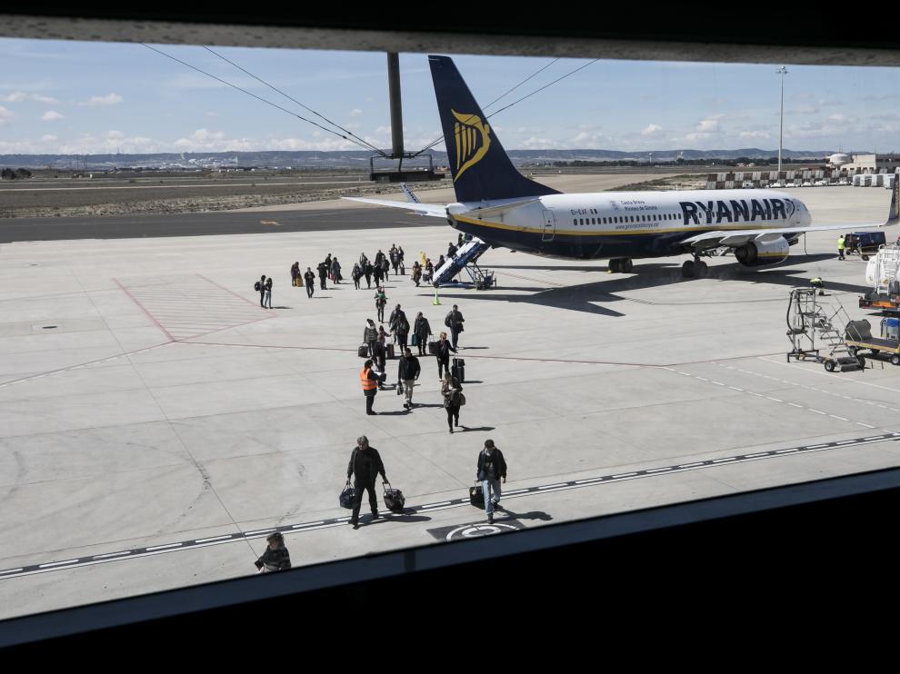 Llegada del vuelo a París de Ryanair en el aeropuerto de Zaragoza.