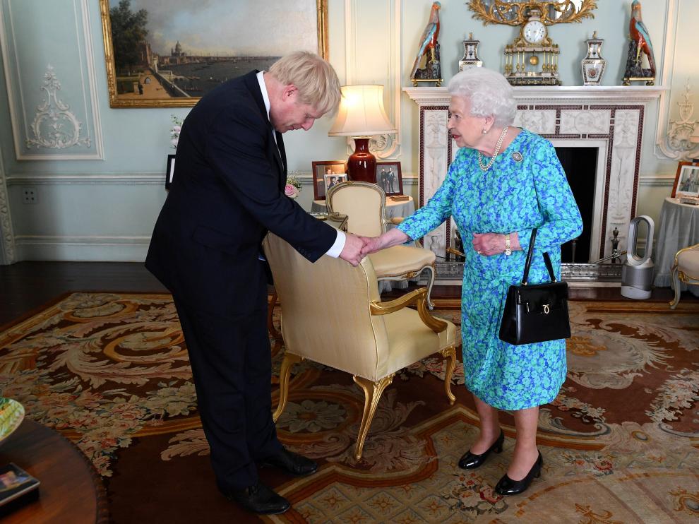 Boris Johnson, nuevo primer ministro del Reino Unido, saluda a la reina Isabel II de Inglaterra.