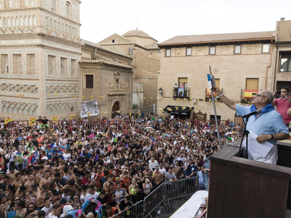 El pregonero, Nemesio Pavón, disparó el cohete anunciador de las fiestas.