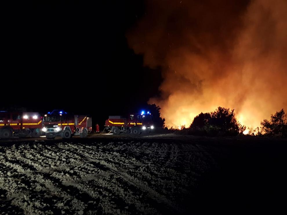 Efectivos de la UME, luchando contra el incendio.