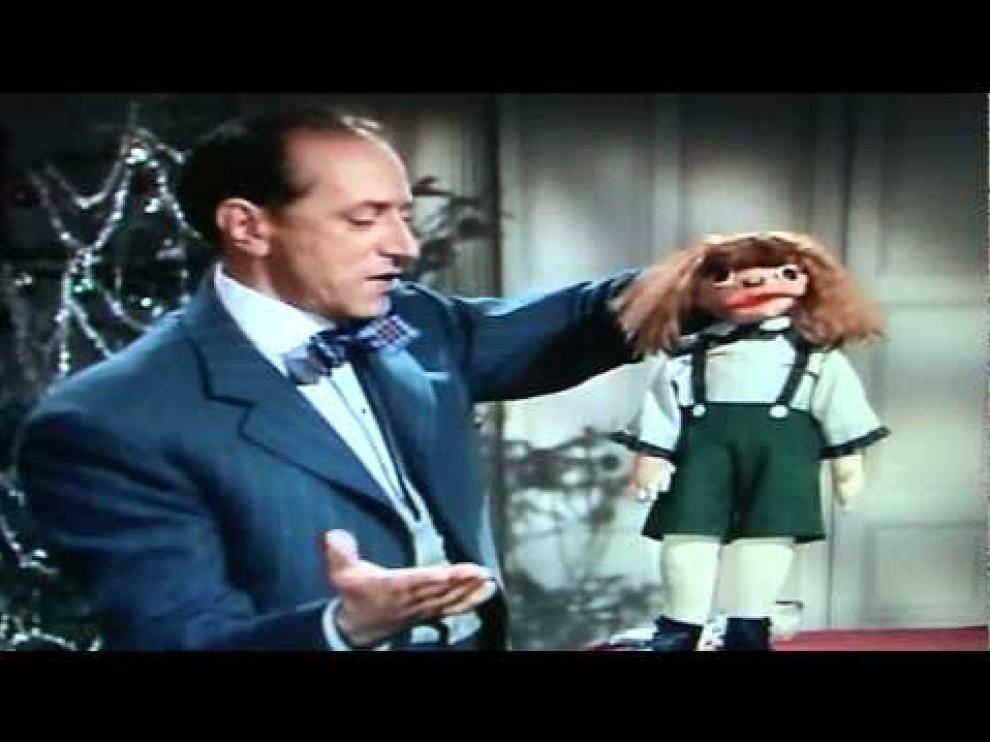 El señor Wences, con uno de sus muñecos más famosos, Johnny, hecho con su propio puño.