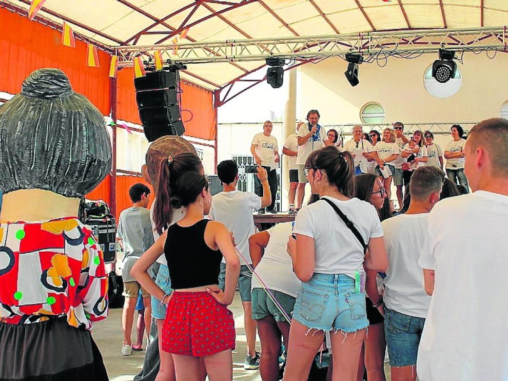 La peña El Tomate leyó el pregón con el que se iniciaron las fiestas.
